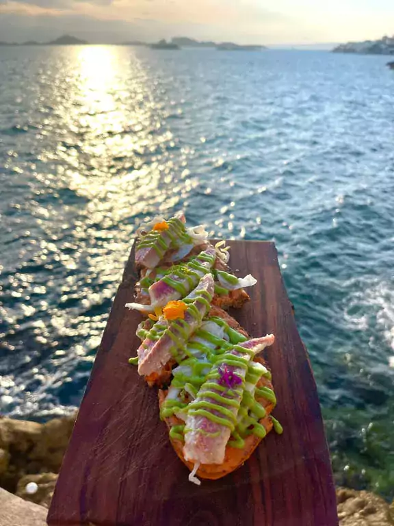 tartines de rouget de Marie sur mer présentées devant la mer.