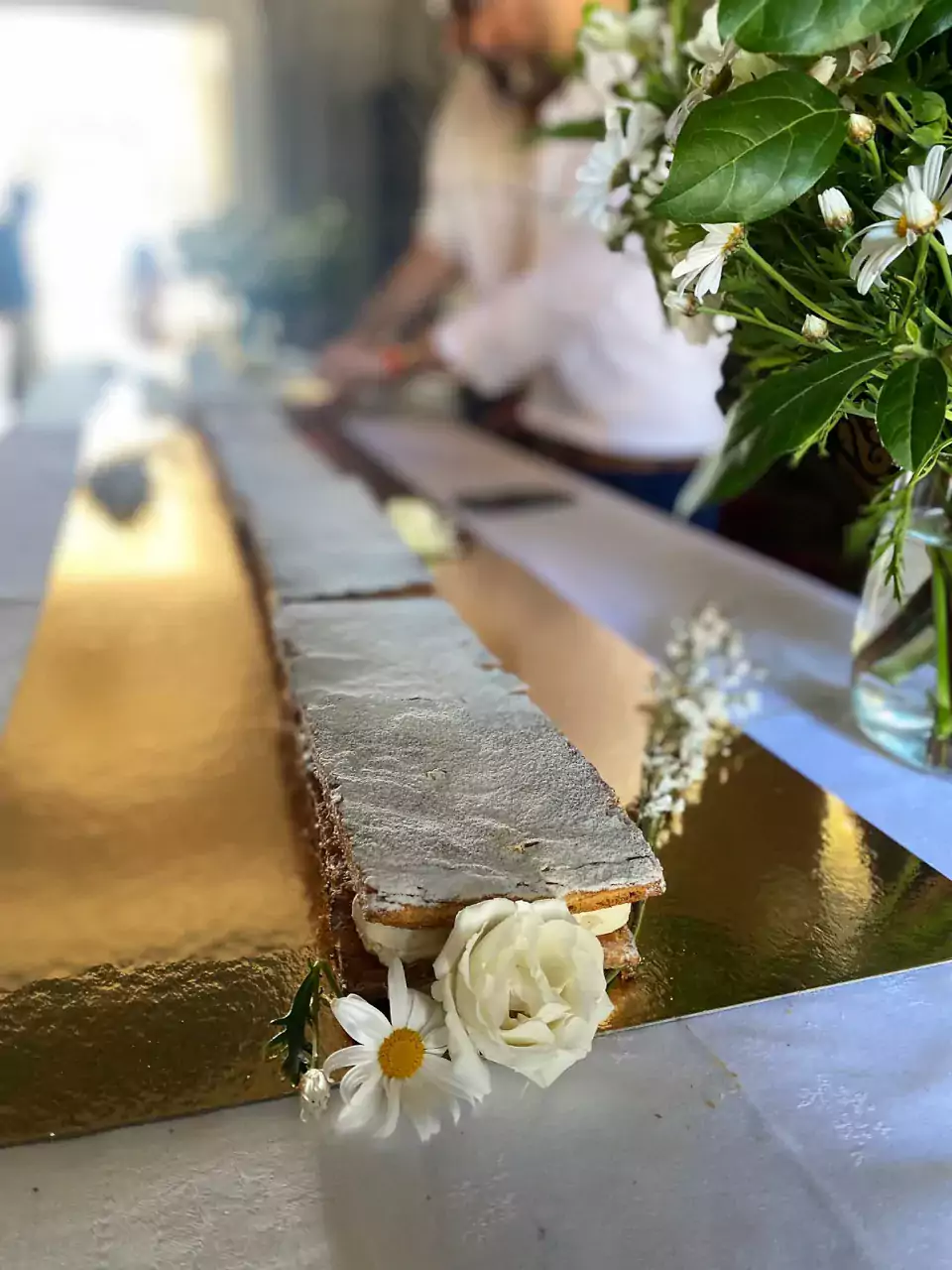 mille-feuilles vanille praliné de mariage avec décoration florale